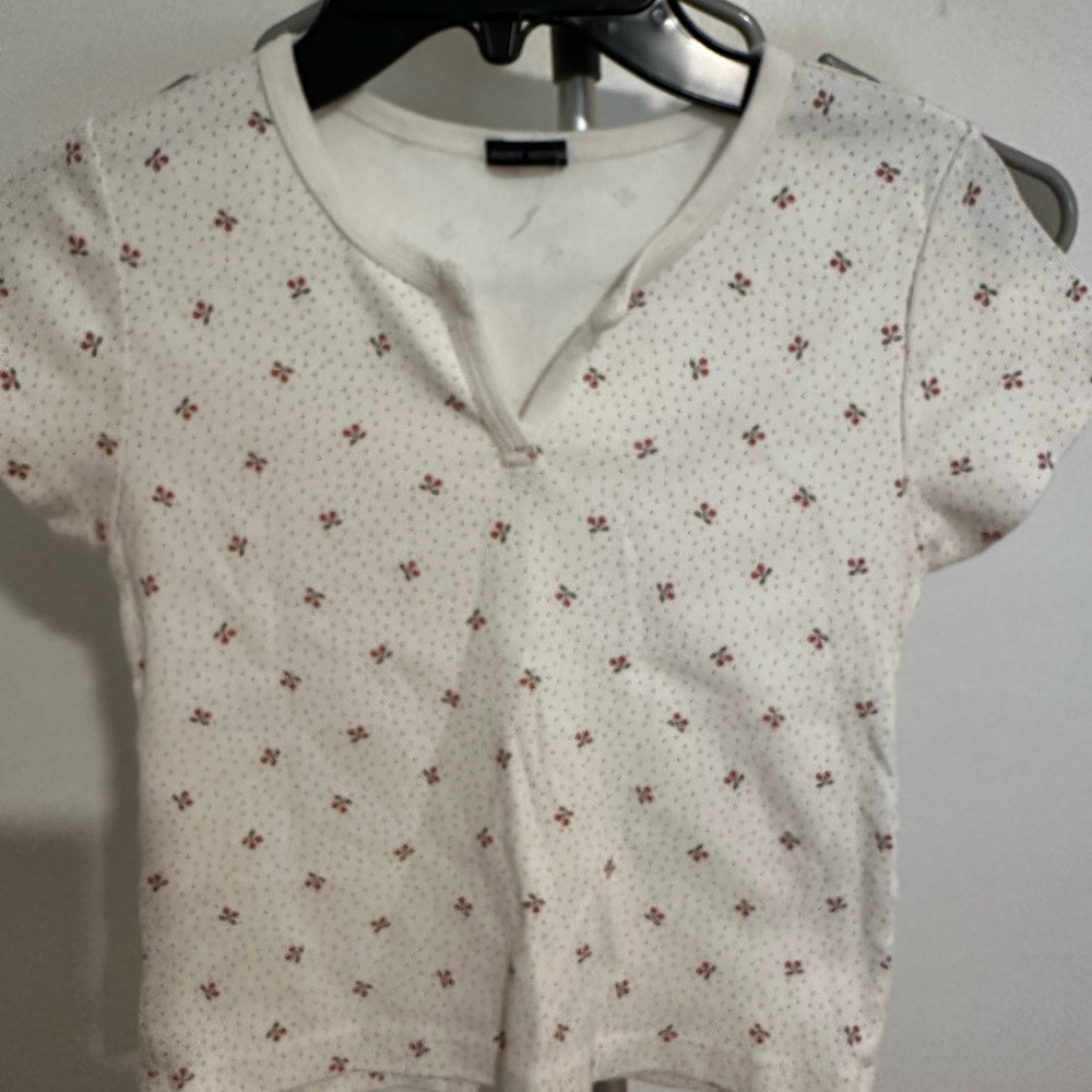 Brandy Melville White and red Fitted Cap Sleeve Tee